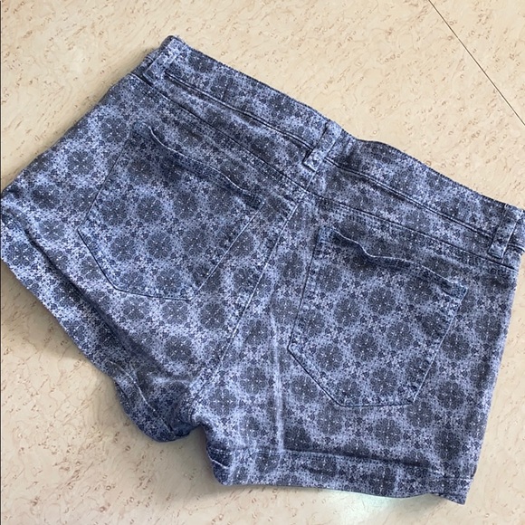 💫 Blue Floral Denim Shorts - Picture 2 of 5